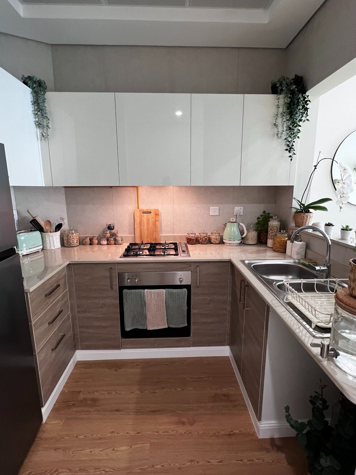 Kitchen with oven, gas hob and full-size fridge